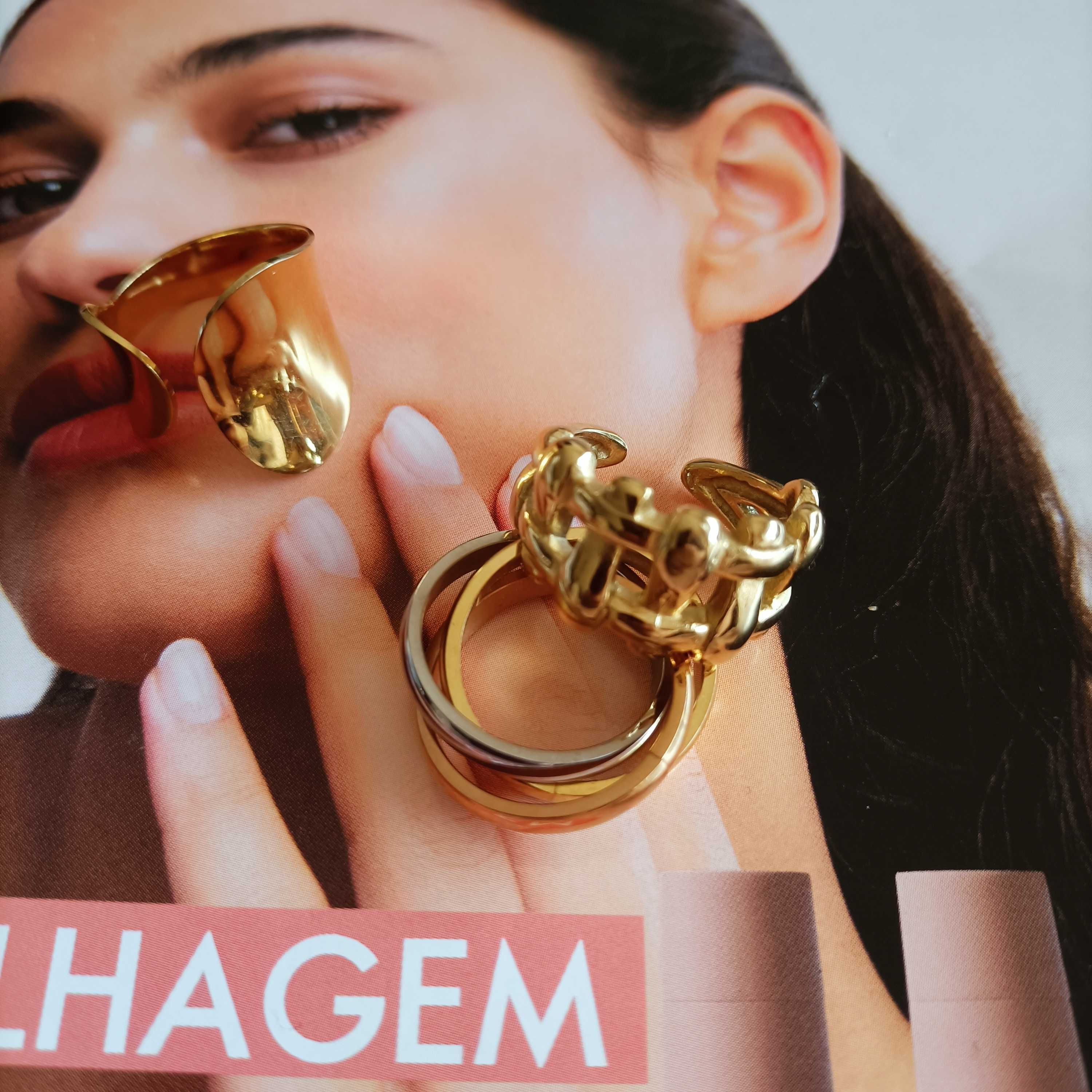 Conjunto de três anéis em aço.