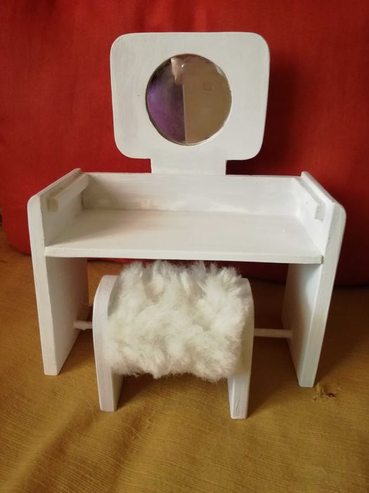 Conjunto antigo de moveis de madeira criança