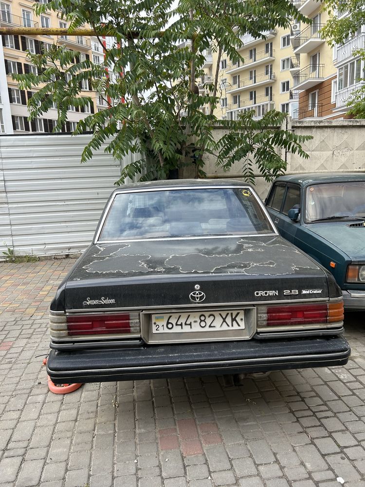 Toyota Crown на полном ходу