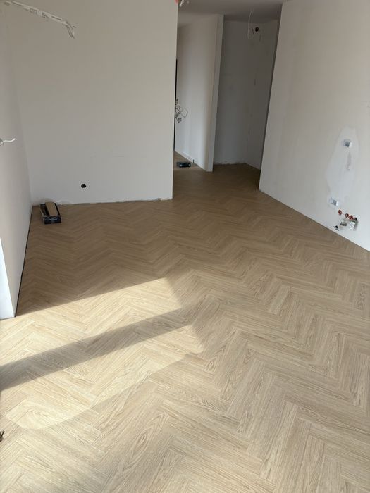 Montaż paneli podłogowych, podłóg drewnianych, jodełka, Berry Alloc