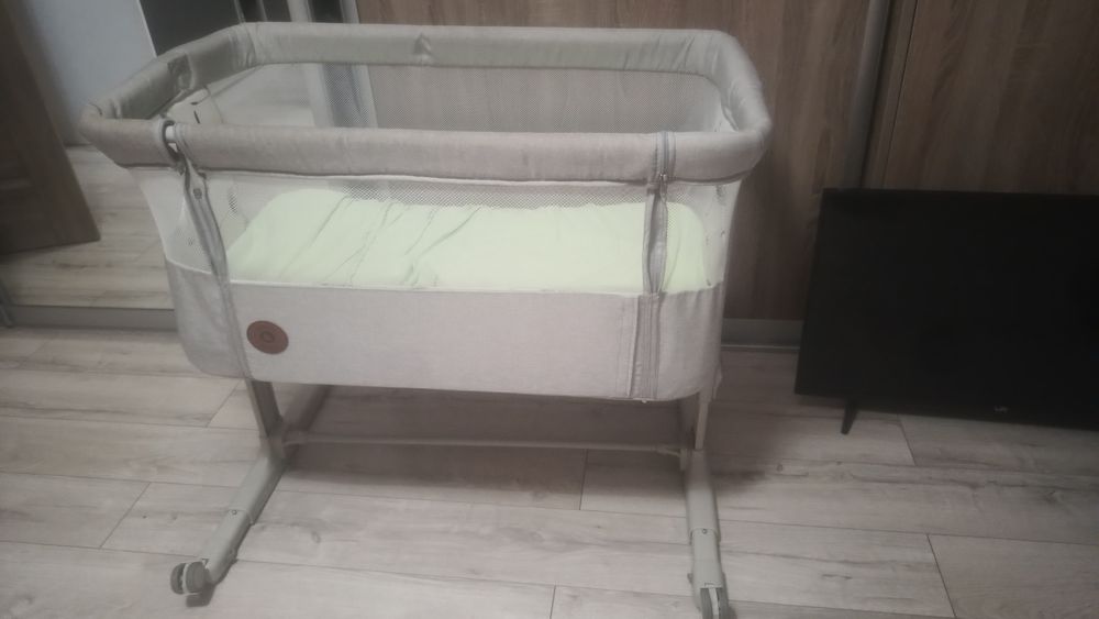 Łóżeczko dostawne , bujane , na kołach ,