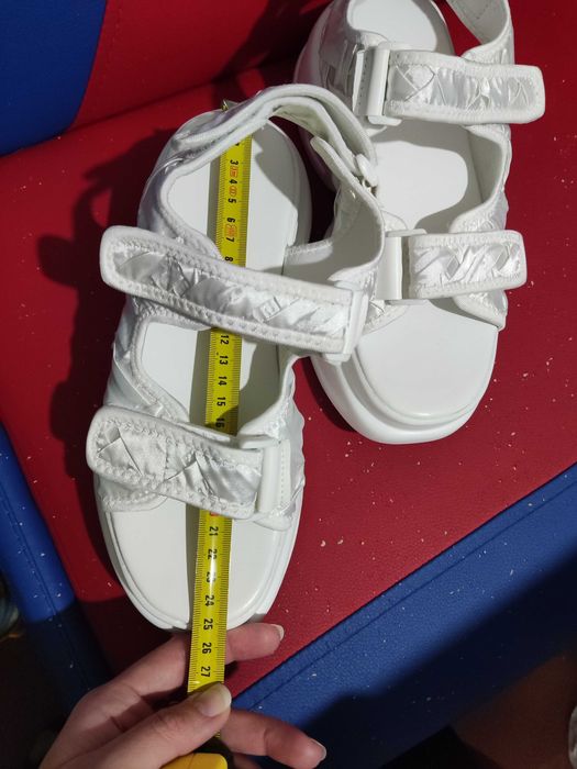 Босоніжки білі на платформі 39 розмір