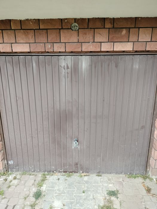 Brama garażowa podnoszona.