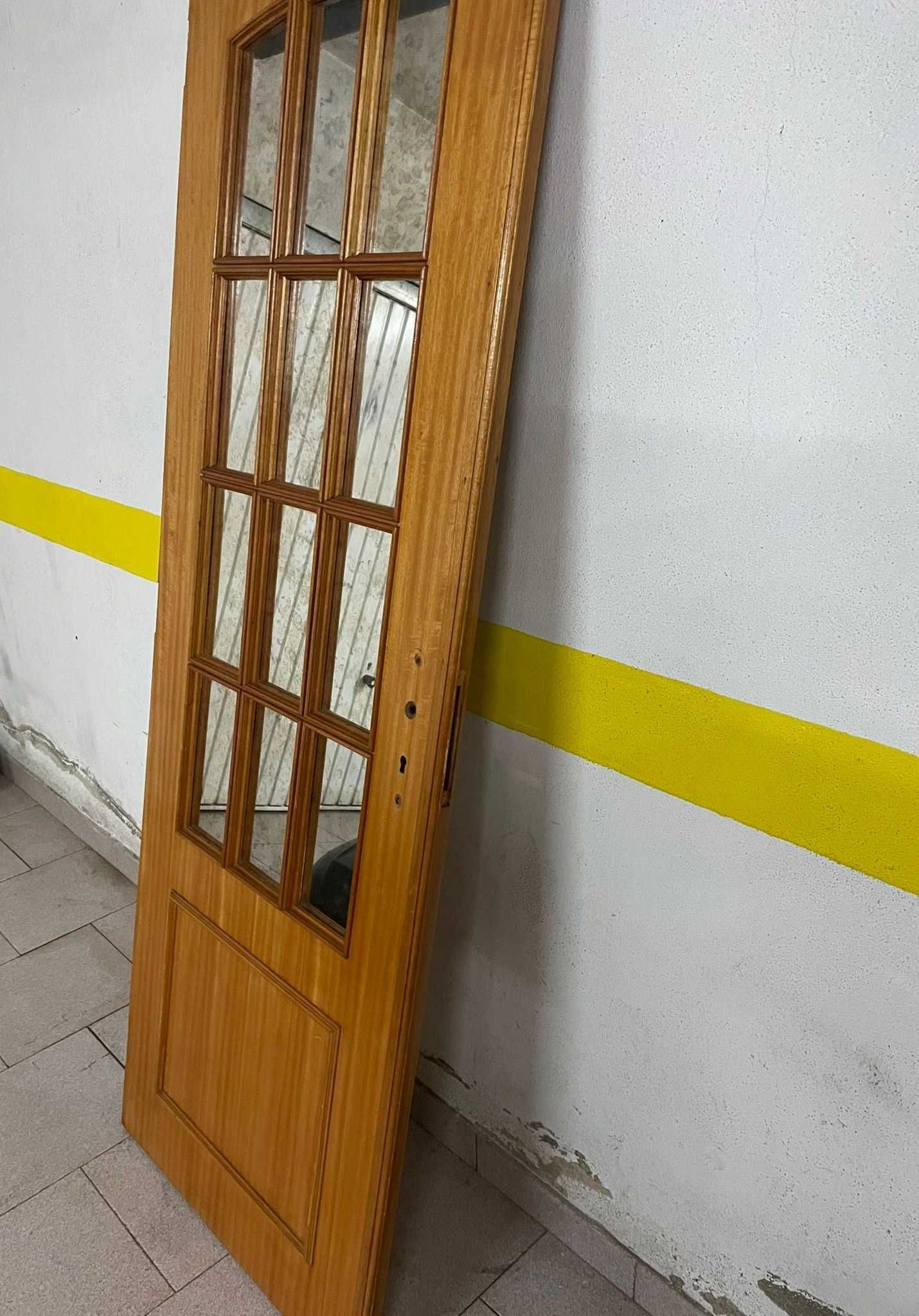 Portas duplas cor mel, com vidros espelhados