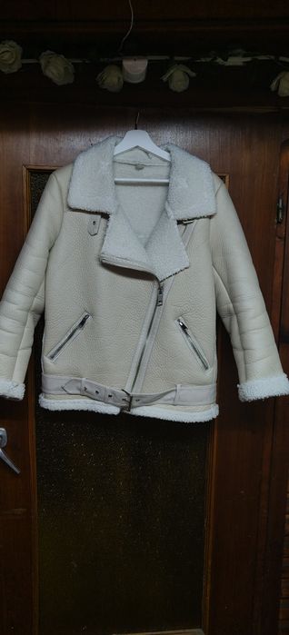 Sprzedam płaszcz ze sztucznej owczej skóry, w dobrym stanie.