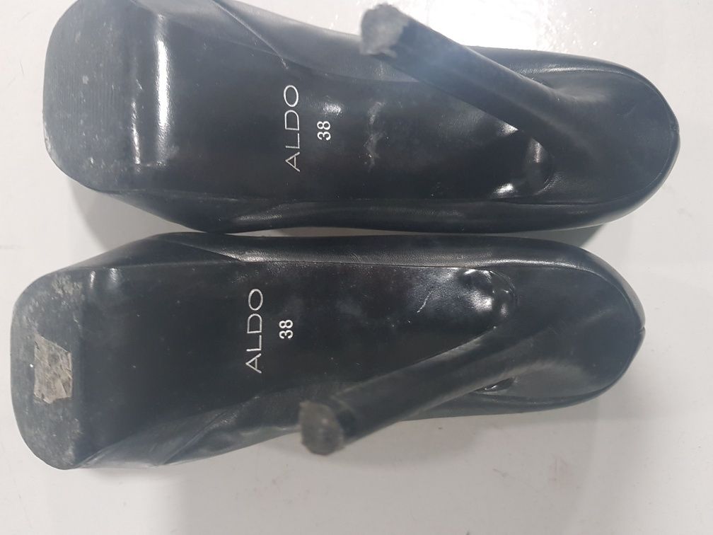 Sapatos altos de pele da marca Aldo