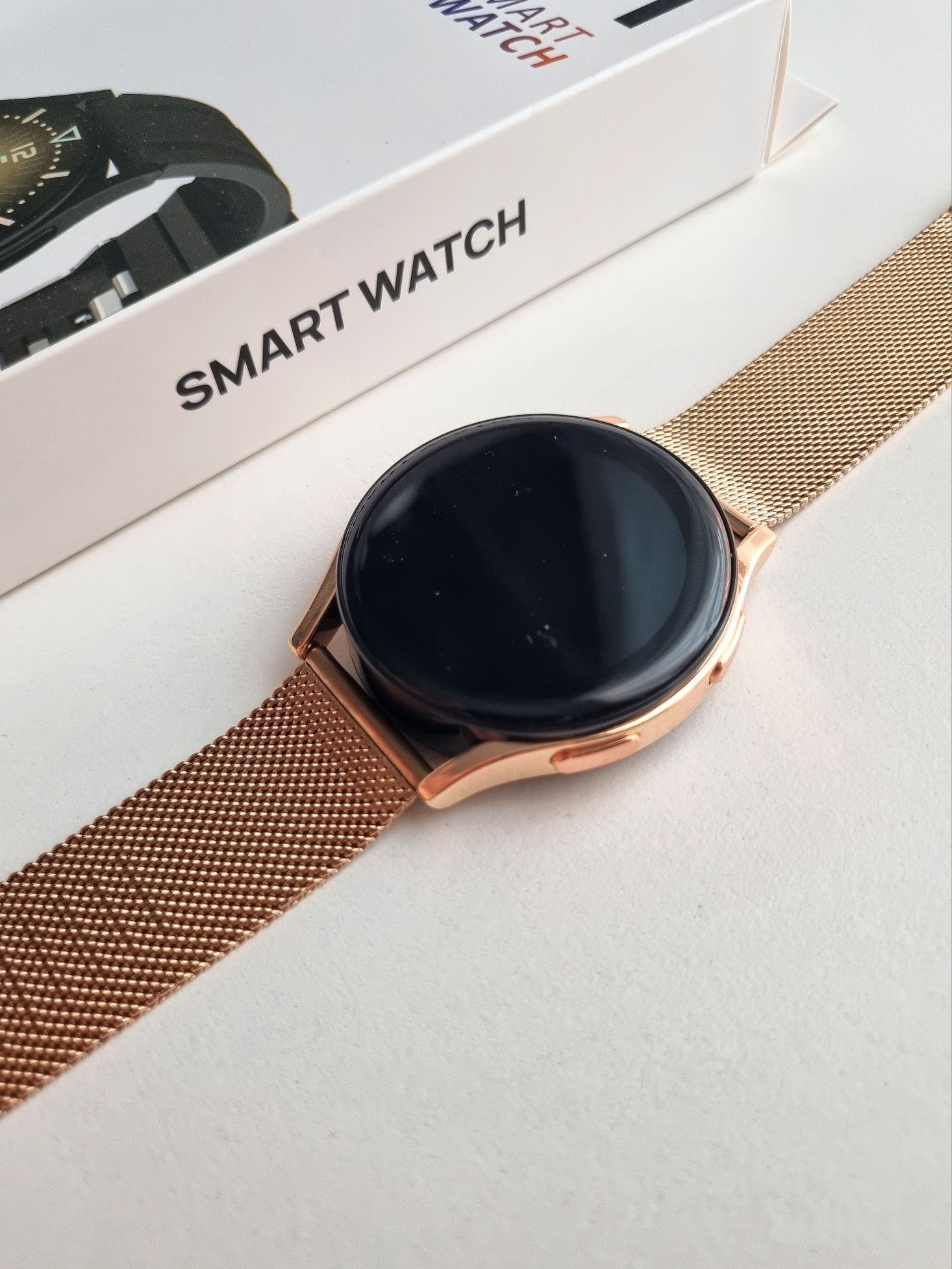 Złoty smartwatch okrągły