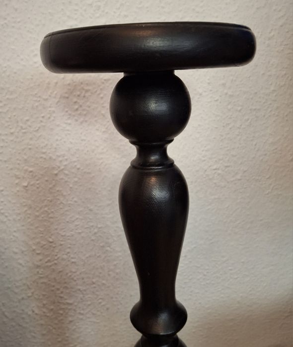 wysoki czarny drewniany stojak na kwiaty z ozdobną nóżką 82 cm