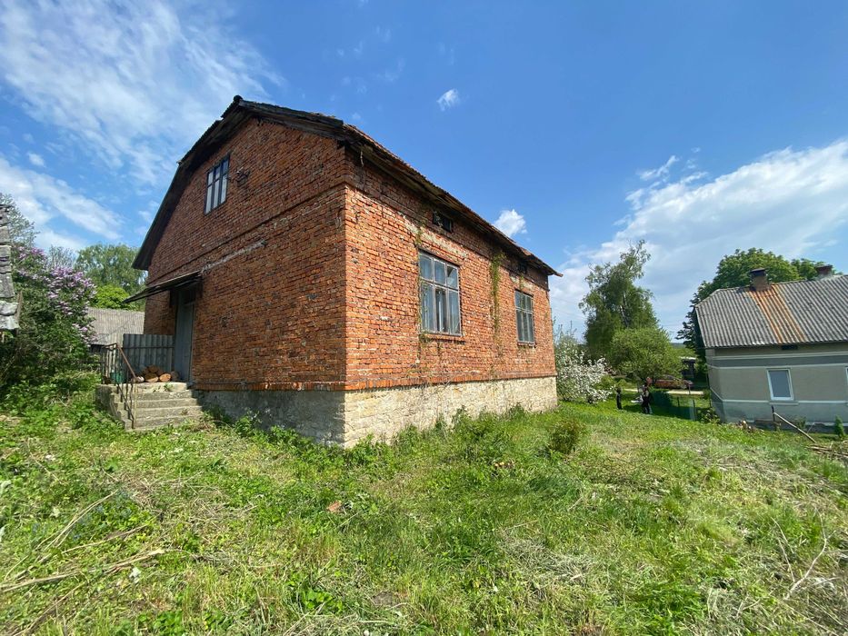 Житловий будинок з прибудинковою ділянкою