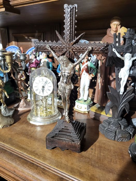 Stary drewniany krzyż pasyjka