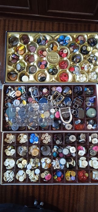 Гудзики різні кольорові