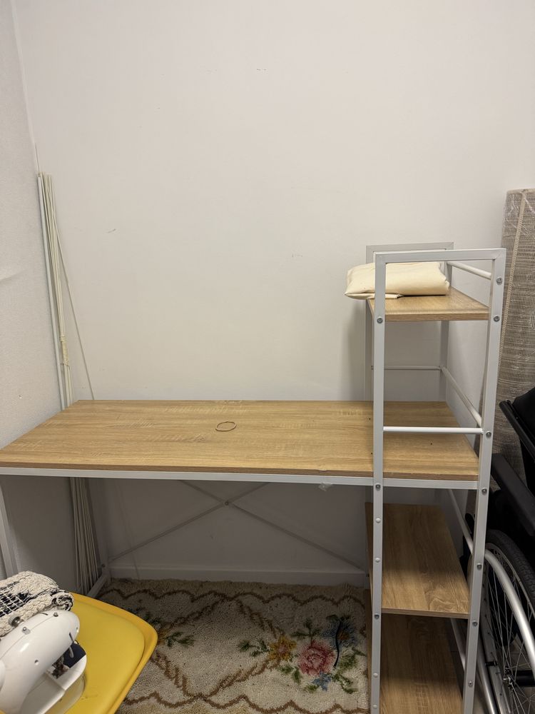 Mesa com prateleiras