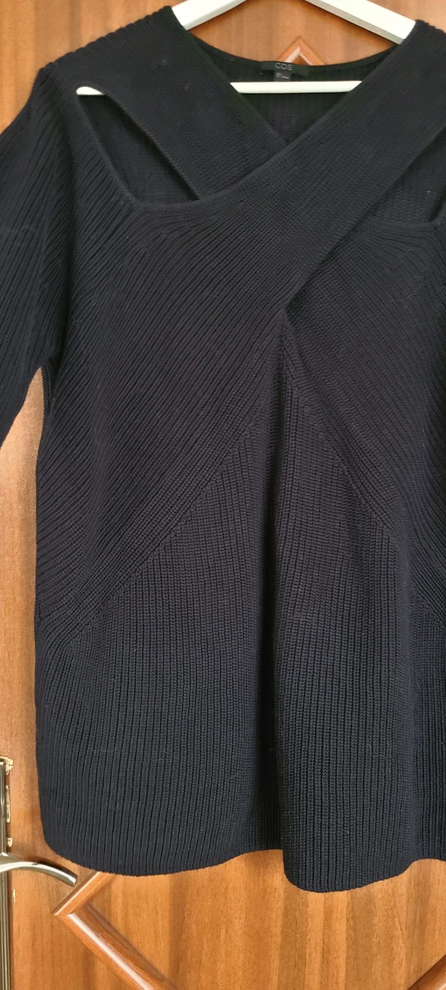 COS L sweter z oryginalnym dekoltem bawełna