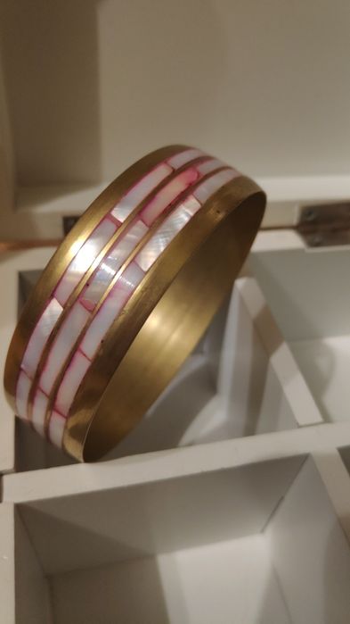 Металлический браслет со вставками ракушек