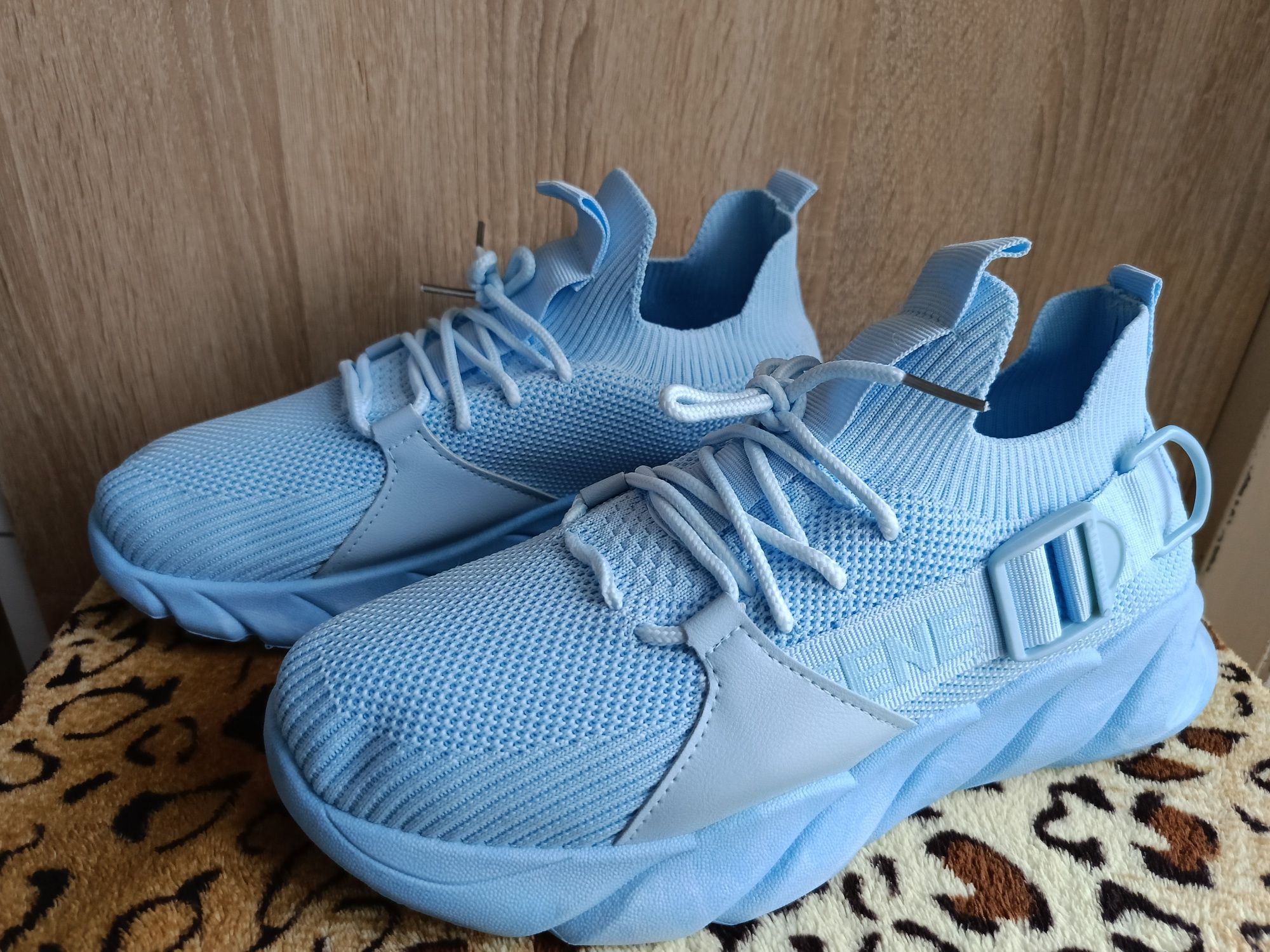 Nowe damskie  buty błękitne siateczka rozmiar 39