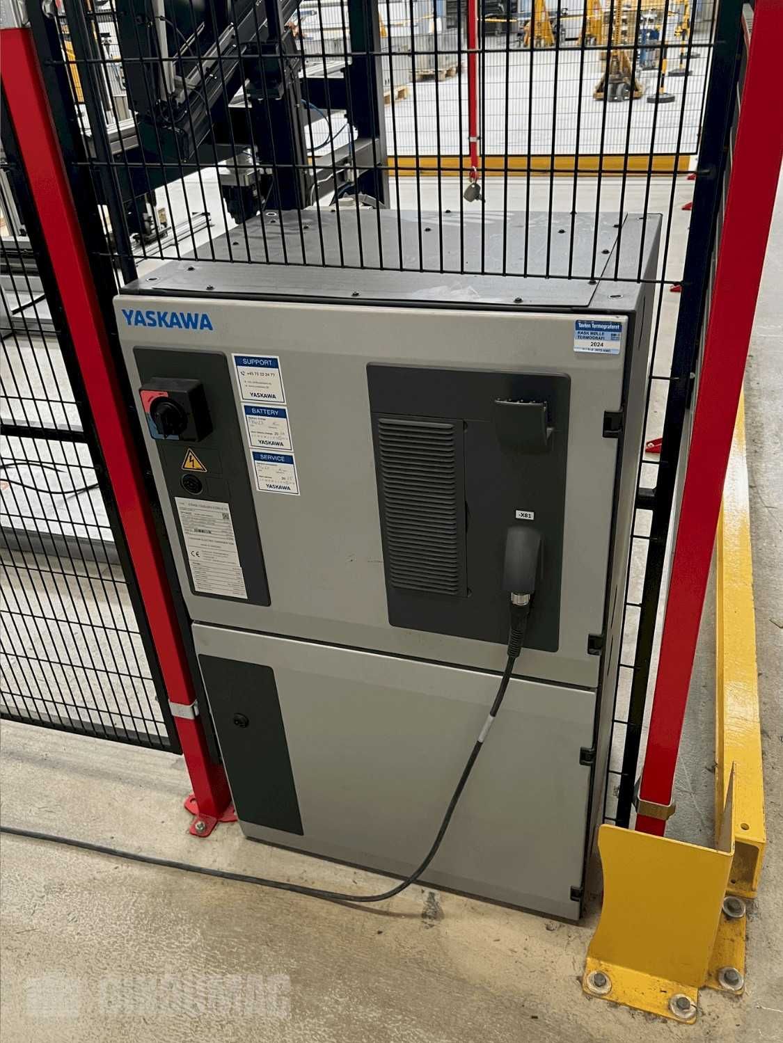 Zrobotyzowana prasa krawędziowa AMADA HFE3i 1003 z robotem YASKAWA