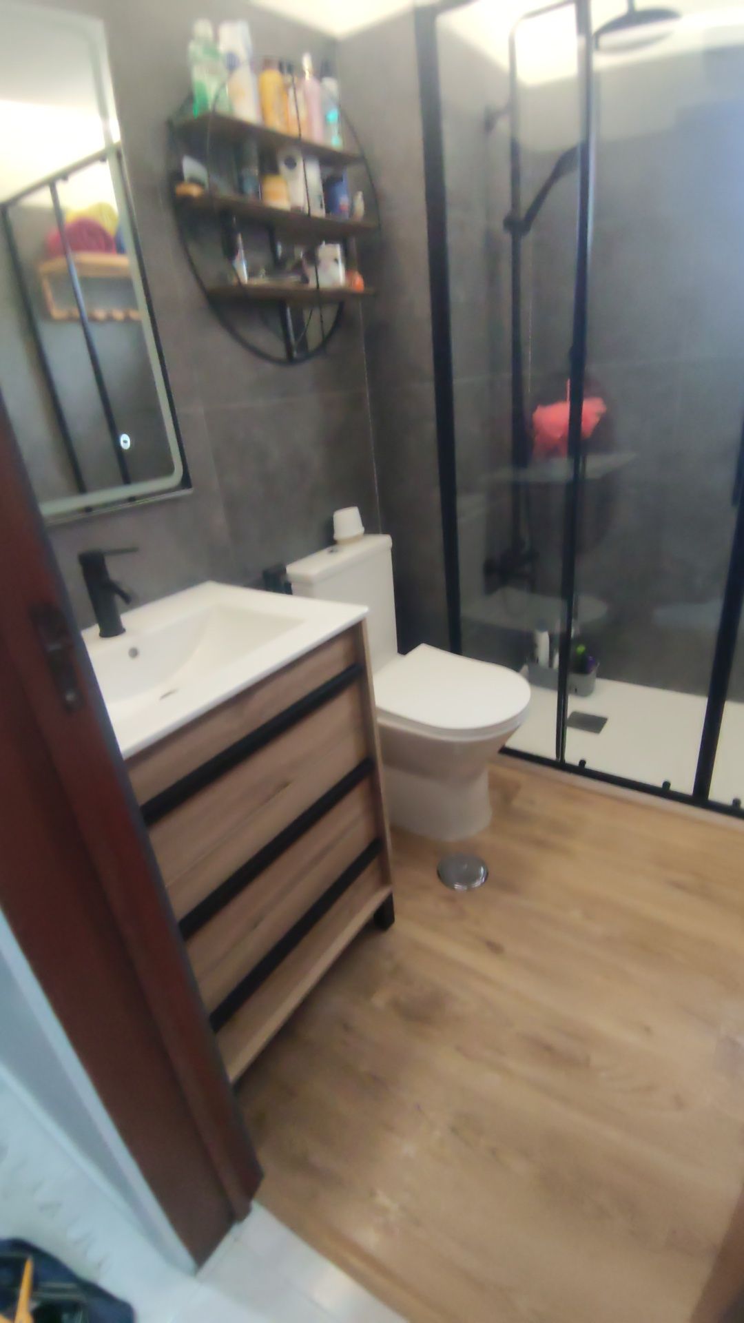 Remodelação em geral.  Desde a demolição até os finos acabamento