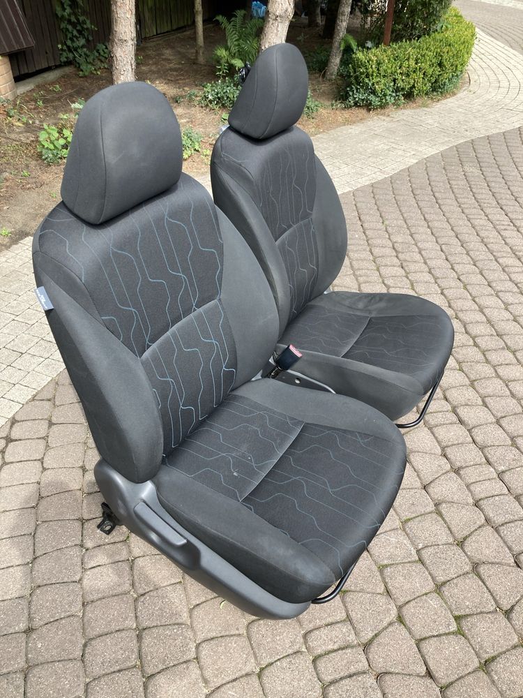 Fotele Toyota auris 1