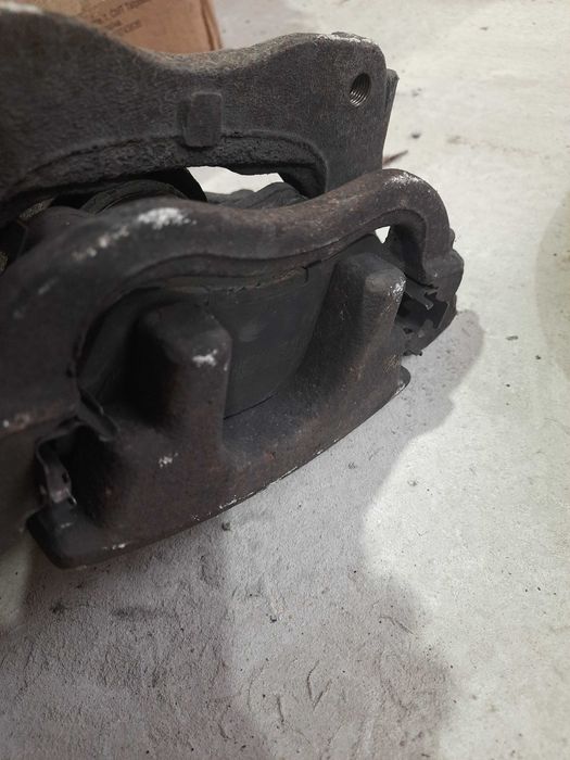 Передні гальмівні супорта скоби направляючі Тойота Авенсіс т27 2.2