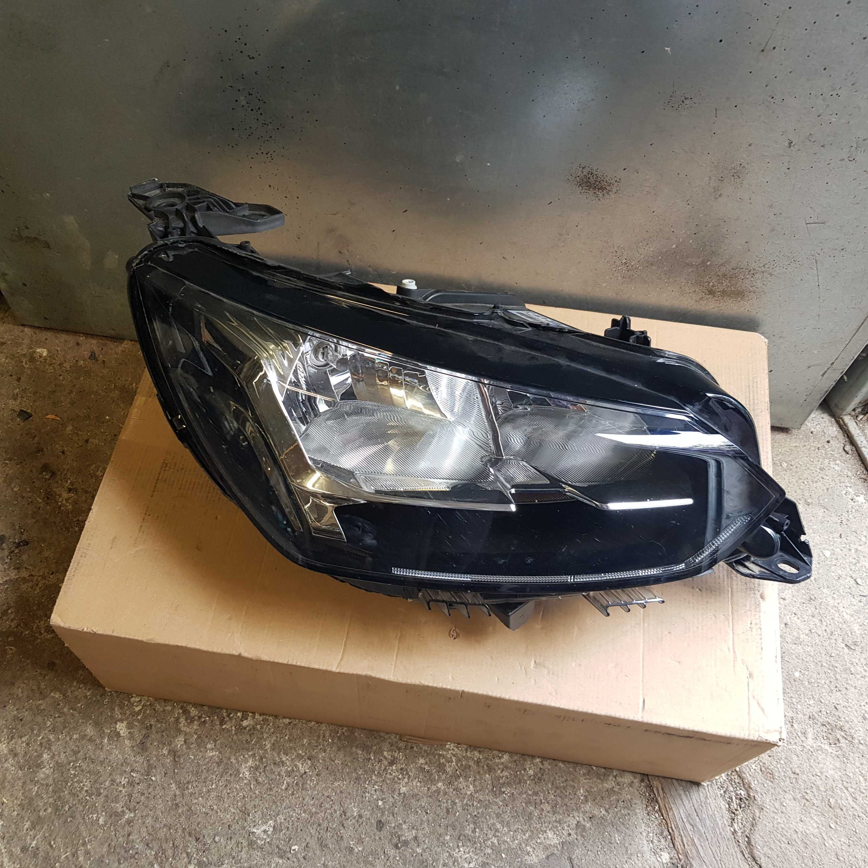 lampa przód Peugeot 208 II , Peugeot 2008 II