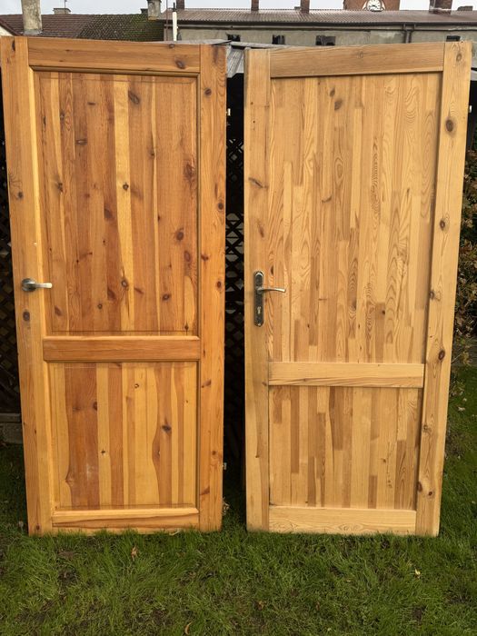 Drzwi drewniane 80 wewnętrzne prawe z klamkami