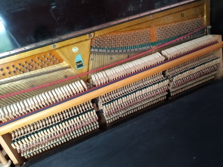 Фортепіано чорного кольору