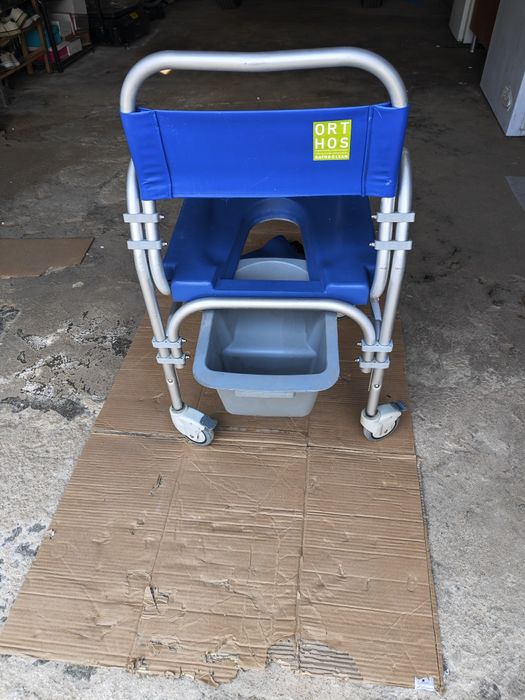 Cadeira de rodas para ir ao quanto de banho com sanita removível
