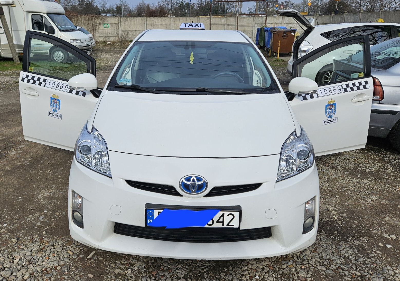 Wynajem wypożyczalnia samochodów hybrid toyota pod uber bolt taxi