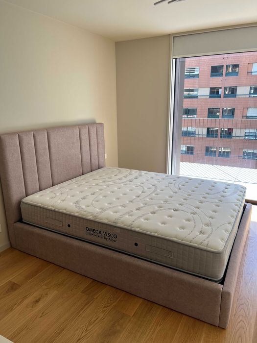 Estamos a vender uma mesa de jantar e uma cama com colchão!