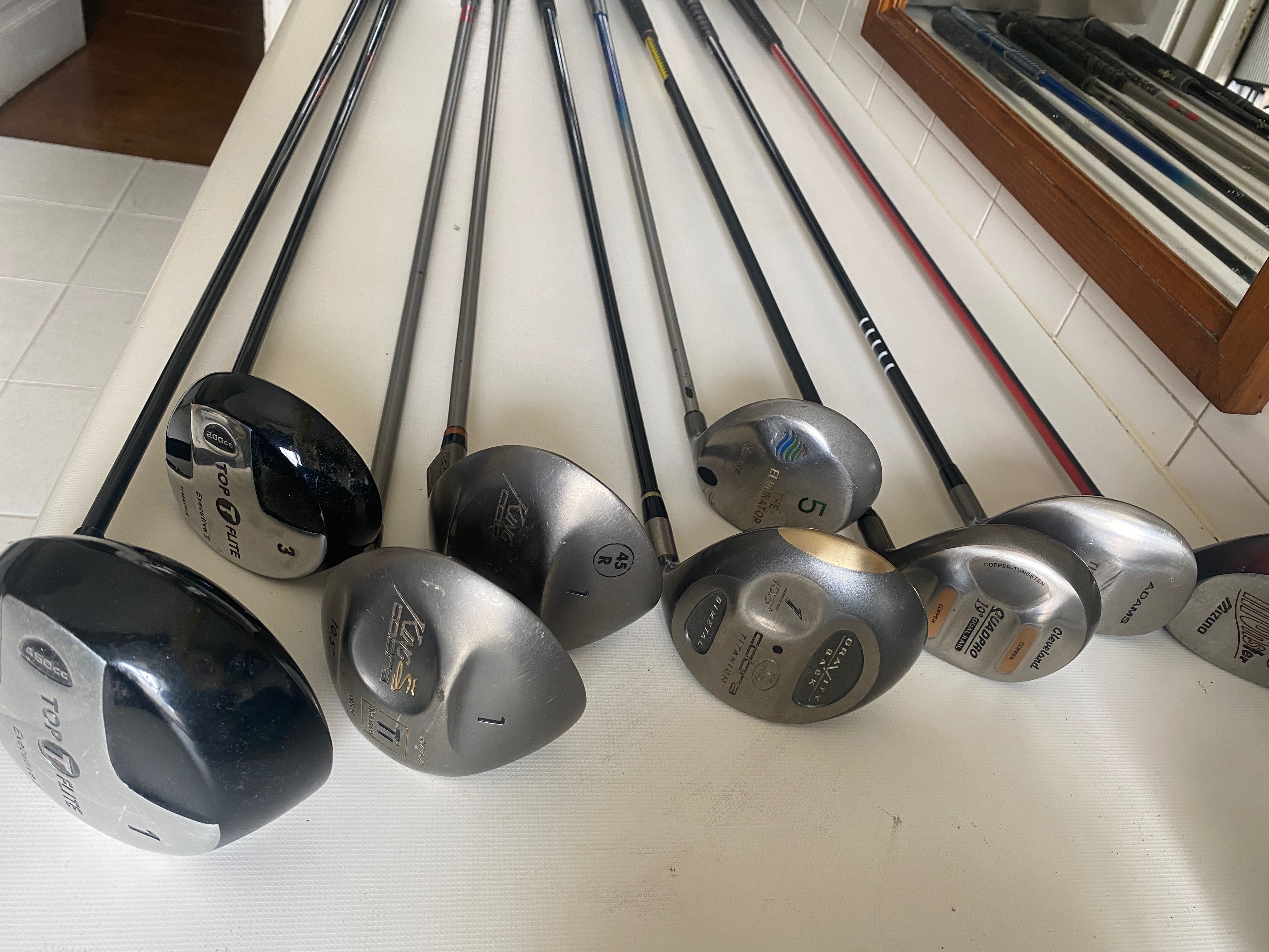Tacos de golf - ferros e madeiras disponíveis para venda