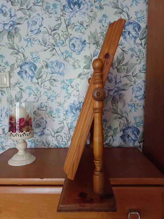 Drewniane stojące lustro toaletka