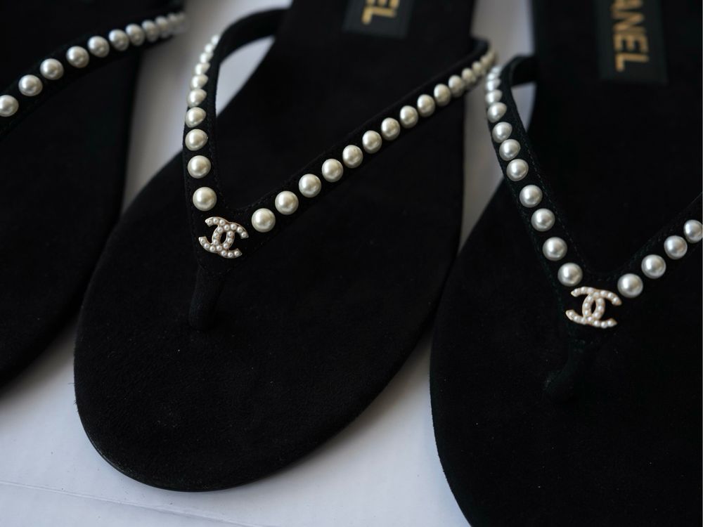 Шльопанці Chanel
