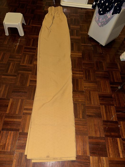 Conjunto 2 cortinas tecido opaco amarelo escuro
