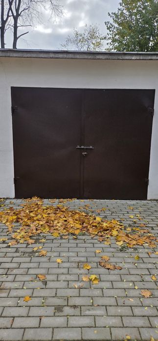 Garaż murowany przy stacji kolejowej Łowicz Przedmieście