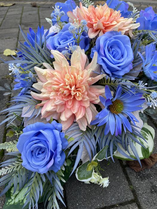 Kompozycja nagrobna, stroik na grób, niebiesko-pomarańczowy,róże,dalie
