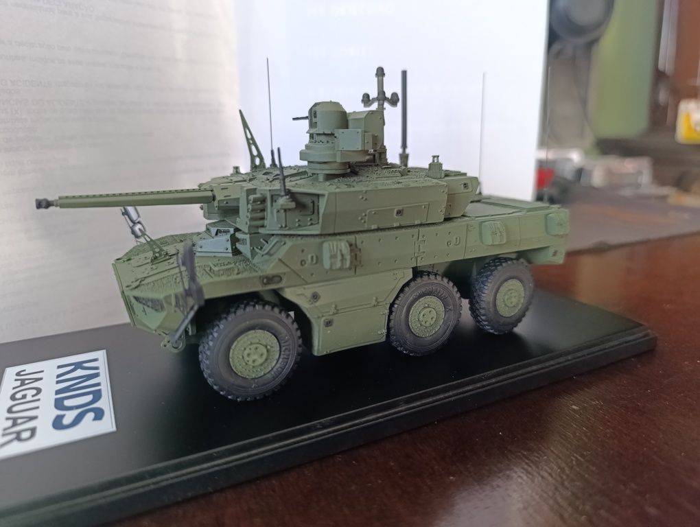 Carro de combate Jaguar em miniatura à escala de 1:24