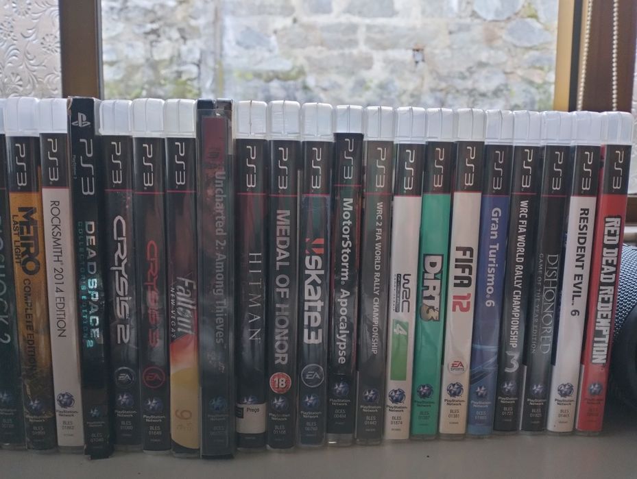 PS3 + 4 comandos + 32 jogos