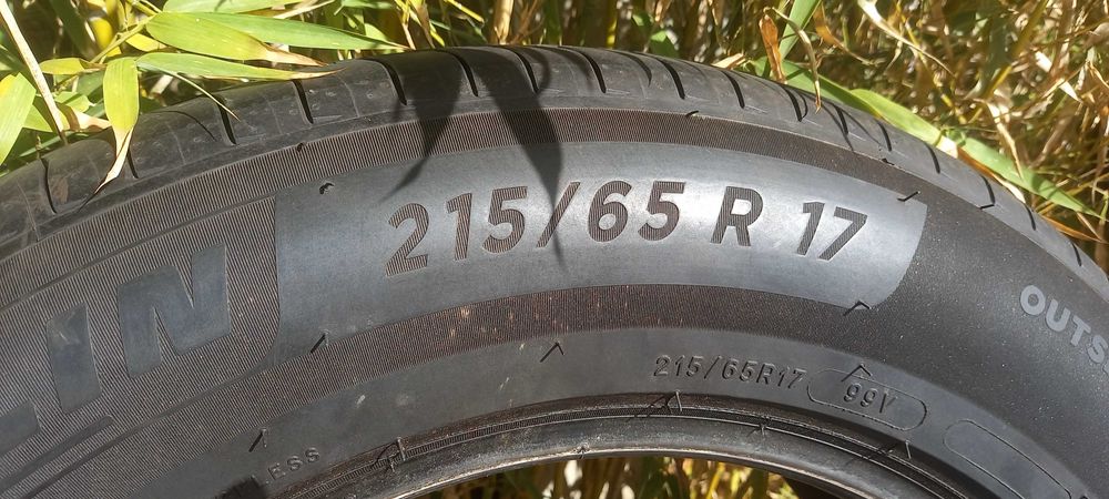 Conjunto de pneus 215.65.17 quase novos