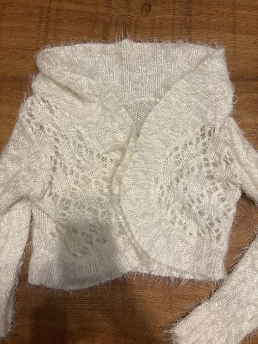 Sweter bialy kolor