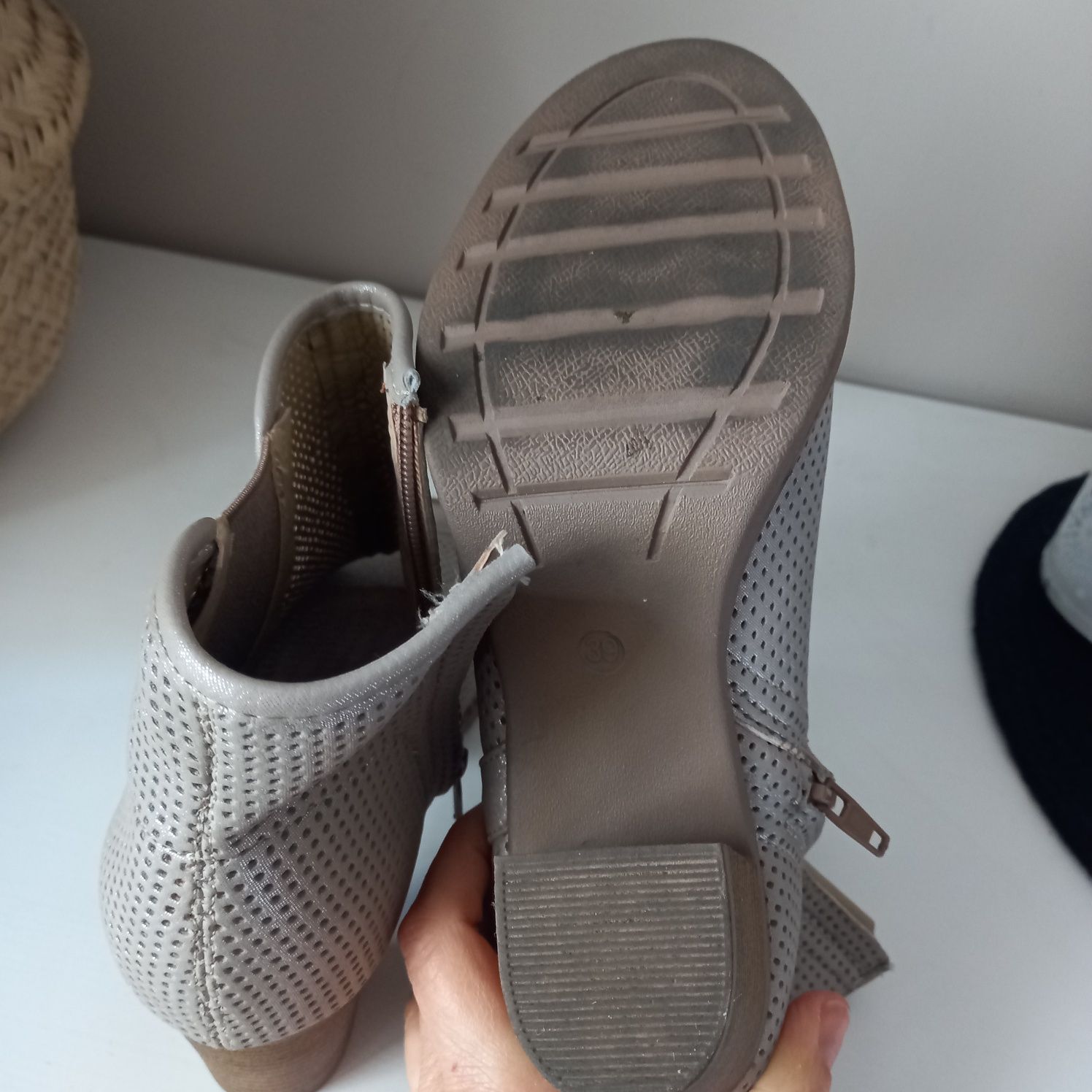Beżowe sandały wysokie buty z odkrytymi palcami 39
