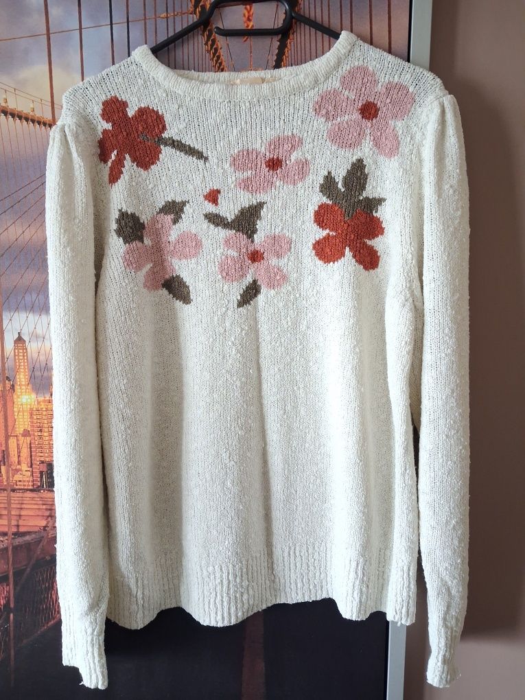 Sweter damski kremowy zdobiony, kwiaty przy dekolcie