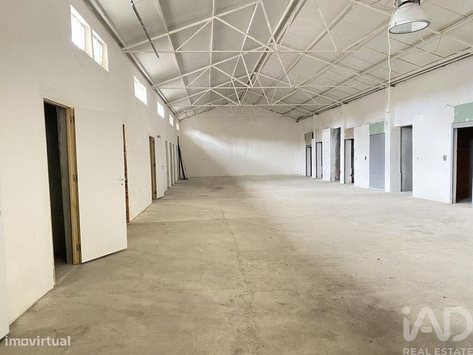 Armazém em Oliveira do Douro de 676,00 m2