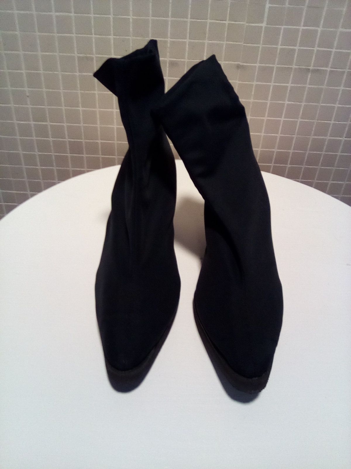 Botins em lycra côr azul marinho com cunha.