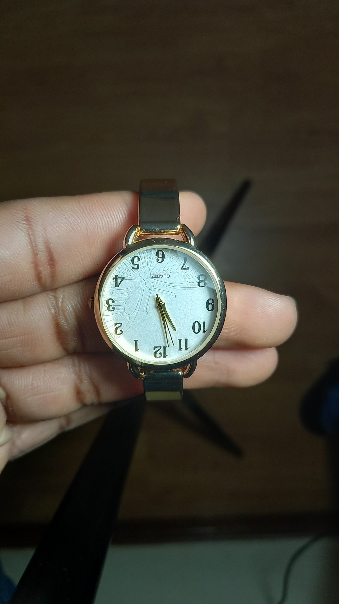 Relógio Elegante de Pulso com Pulseira Aberta Dourada
