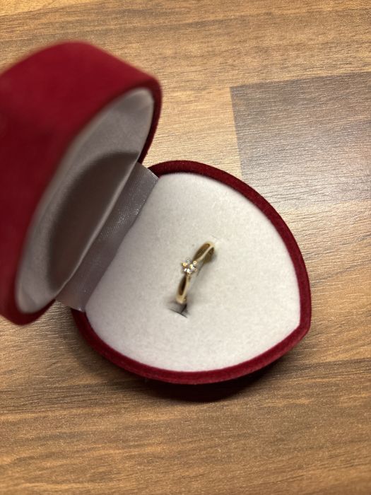 Pierścionek zareczynowy APART z brylantem