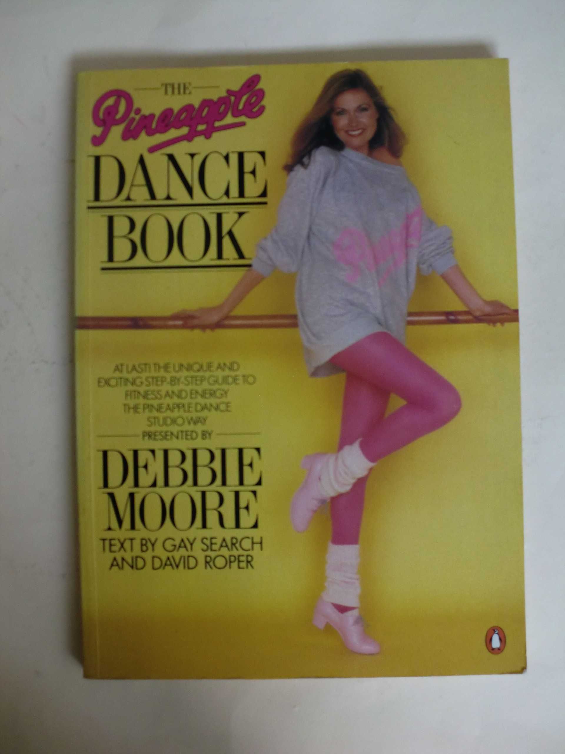 The Pineapple Dance Book by Debbie Moore
de Gay Search e David Roper