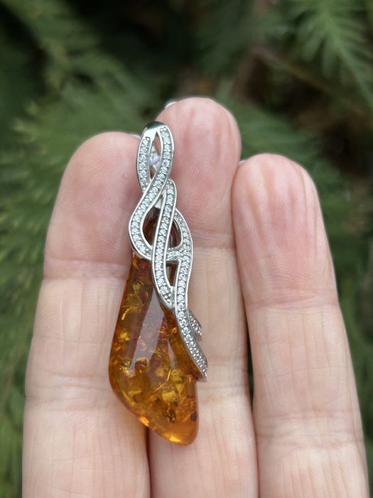 Нова срібна брошка з натуральним бурштином