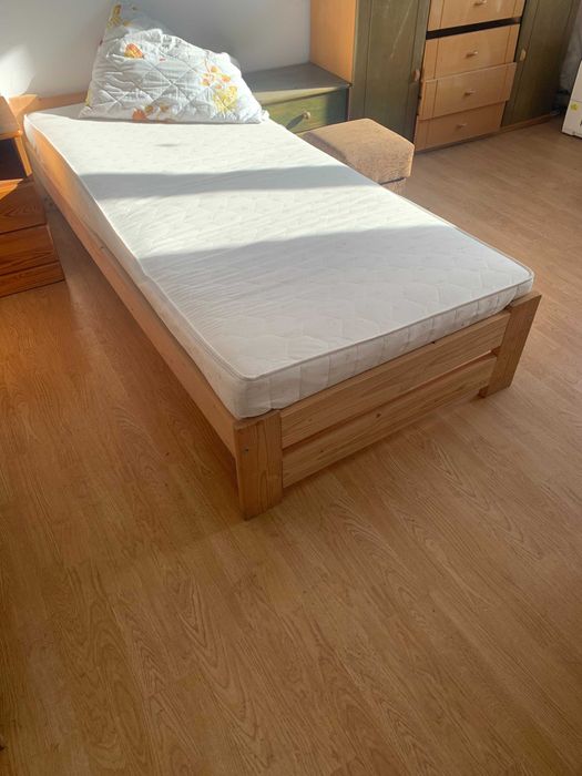 łóżko jednoosobowe drewniane