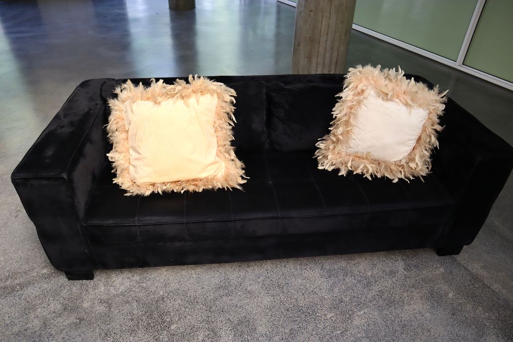 Sofa preto elegante em veludo