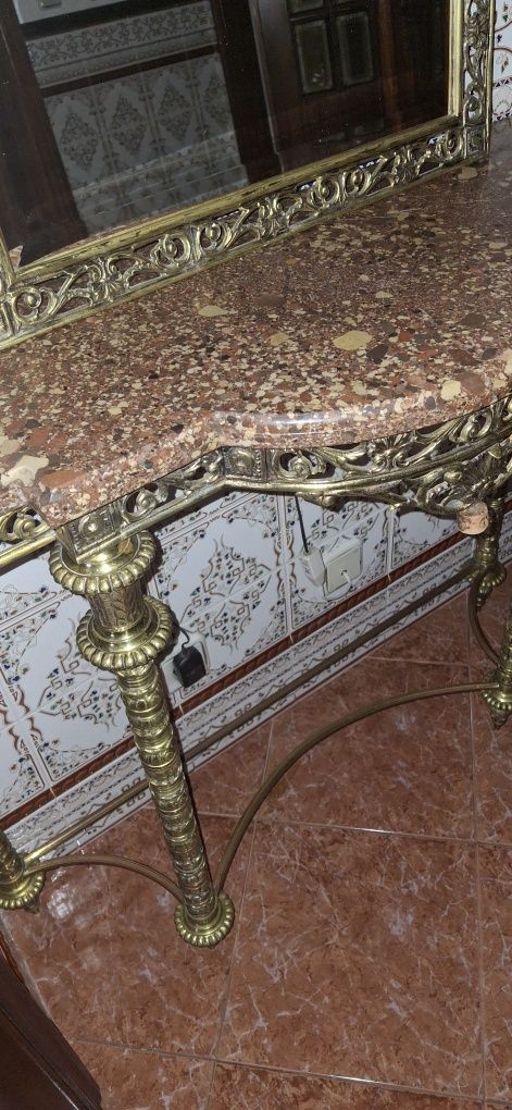 Credência em bronze, tampo em pedra mármore e espelho em bronze..